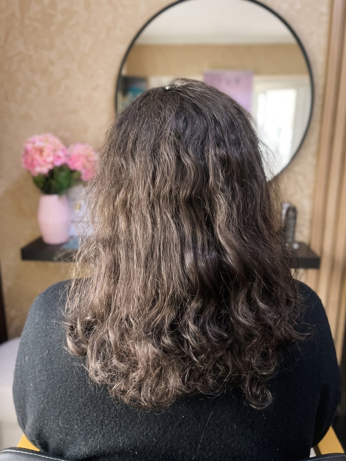 Voor: donker krullend haar met pluis