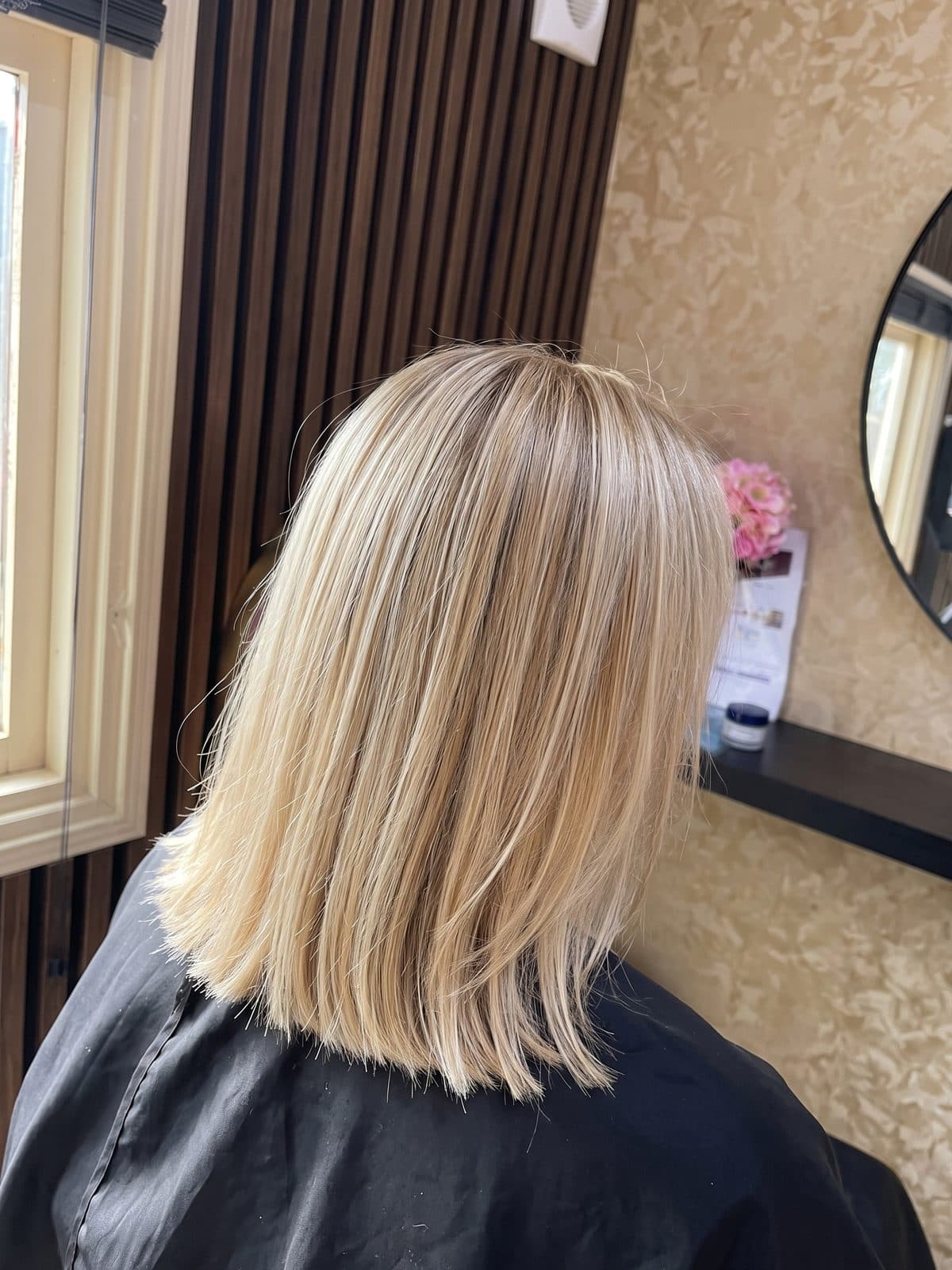 Na: glad blond haar tot net over de schouders